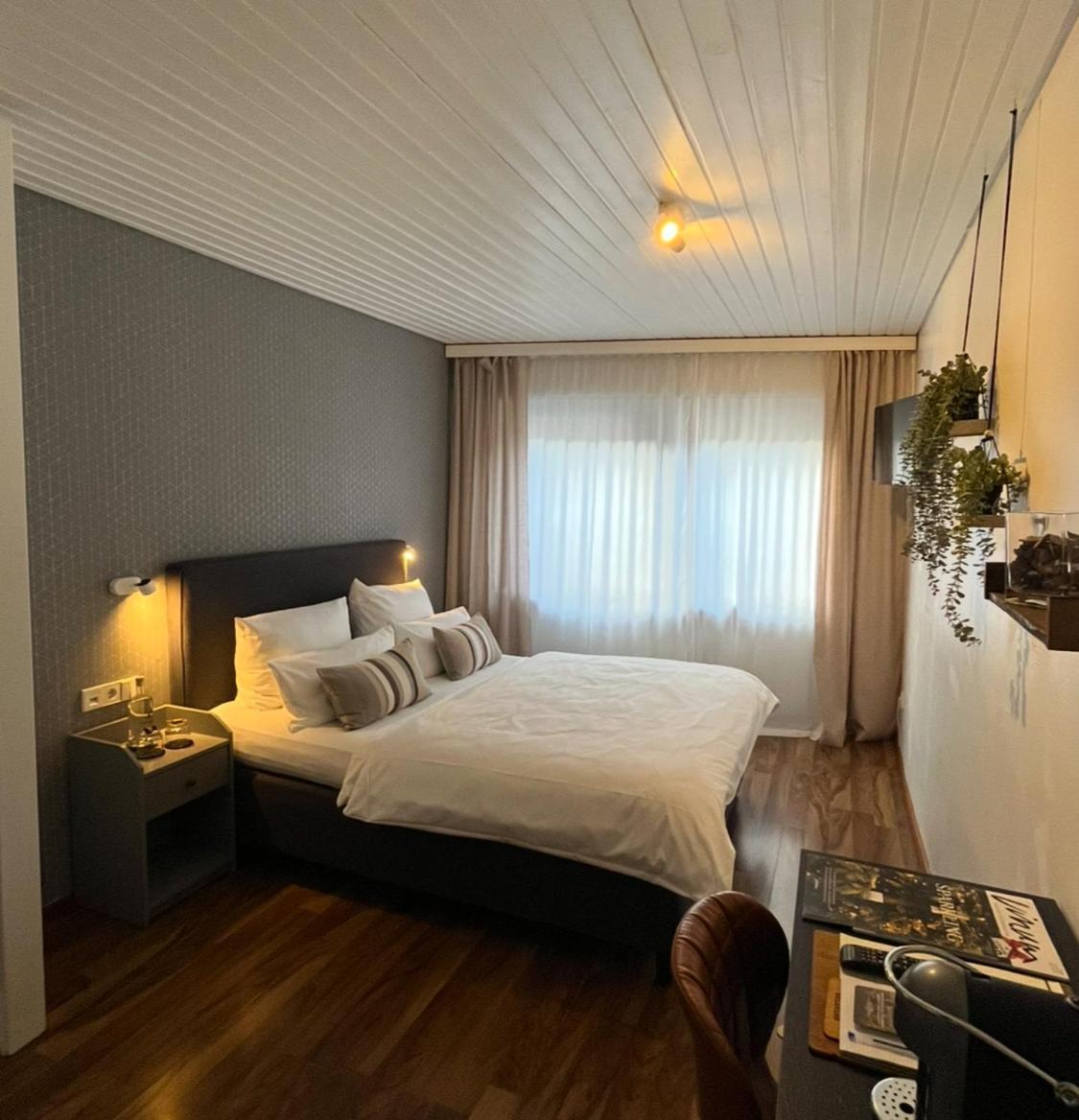 Kreuzblume Hotel & Weinstube Freiburg Bagian luar foto